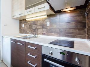 Pronájem bytu 1+kk, Praha - Prosek, Veltruská, 33 m2