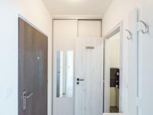 Pronájem bytu 1+kk, Praha - Prosek, Veltruská, 33 m2
