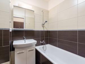 Pronájem bytu 1+kk, Praha - Prosek, Veltruská, 33 m2