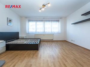 Pronájem bytu 1+kk, Praha - Stodůlky, Sluneční náměstí, 33 m2