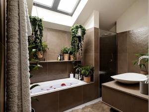 Prodej pozemku pro bydlení, Chrást, 9382 m2