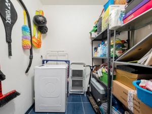 Prodej bytu 3+kk, Praha - Kobylisy, Třeboradická, 68 m2