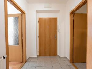Pronájem bytu 2+kk, Praha - Prosek, Vysočanská, 48 m2