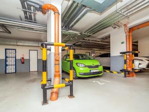 Pronájem garážového stání, Praha - Řeporyje, Wiesenthalova, 24 m2
