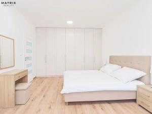 Prodej bytu 2+kk, Králův Dvůr, náměstí Míru, 55 m2