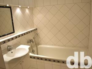 Pronájem bytu 1+1, Karlovy Vary, Gagarinova, 42 m2