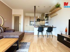 Pronájem bytu 2+kk, Praha - Dubeč, Winklerova, 43 m2