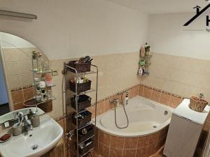 Prodej bytu 2+1, Dvůr Králové nad Labem, 17. listopadu, 58 m2