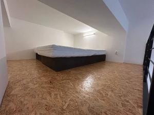 Pronájem bytu 1+kk, Praha - Vysočany, Poděbradská, 29 m2