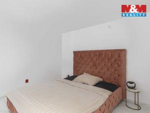 Prodej bytu 2+kk, Klatovy - Klatovy III, Husovo náměstí, 77 m2