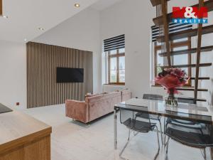 Prodej bytu 2+kk, Klatovy - Klatovy III, Husovo náměstí, 77 m2