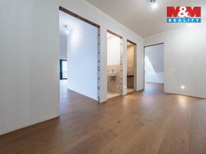 Prodej bytu 4+kk, Praha - Holyně, náměstí Pod lípou, 128 m2