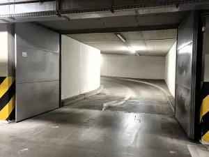 Pronájem garážového stání, Praha - Vinohrady, Korunní, 13 m2