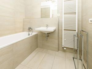 Pronájem bytu 1+kk, Praha - Vysočany, Strnadových, 33 m2