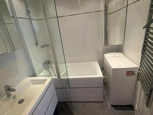 Prodej bytu 3+1, Karlovy Vary, Maďarská, 61 m2