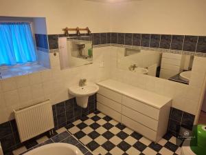 Prodej rodinného domu, Vysoký Újezd, Tyršova náves, 220 m2