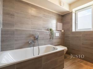 Pronájem bytu 2+kk, Uherské Hradiště, Jabloňová, 56 m2