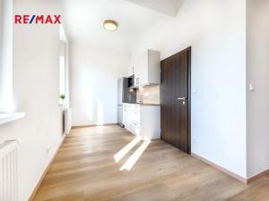 Pronájem bytu 1+kk, Praha - Libeň, náměstí Dr. Václava Holého, 27 m2