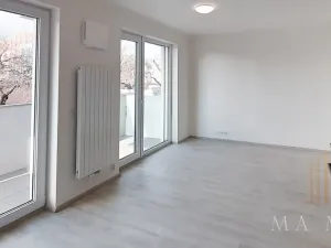 Pronájem bytu 1+kk, Praha - Holešovice, Na Maninách, 33 m2