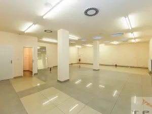 Pronájem obchodního prostoru, Karlovy Vary, Divadelní náměstí, 100 m2