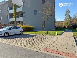 Pronájem garážového stání, Oslavany, náměstí 13. prosince, 15 m2