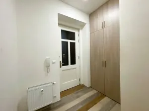 Pronájem bytu 1+kk, Praha - Vršovice, Sevastopolská, 33 m2