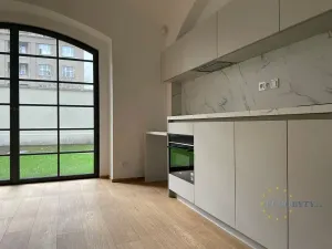 Pronájem bytu 1+kk, Praha - Vršovice, Bartoškova, 36 m2