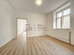 Pronájem bytu 2+1, Jindřichův Hradec, nám. Míru, 50 m2