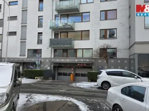 Pronájem garážového stání, Praha - Holešovice, Poupětova, 12 m2