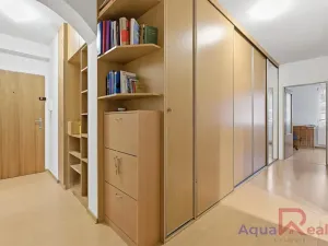 Prodej bytu 2+kk, Karlovy Vary, nám. V. Řezáče, 68 m2