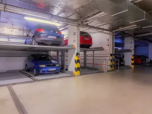 Pronájem garážového stání, Praha - Holešovice, Poupětova, 13 m2