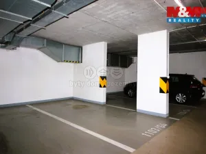 Prodej garážového stání, Praha, Poděbradská, 12 m2