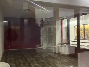Pronájem obchodního prostoru, Karlovy Vary, Divadelní náměstí, 30 m2