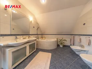 Prodej rodinného domu, Praha - Lochkov, V oudolku, 183 m2