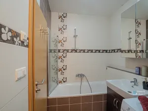 Prodej bytu 2+kk, Zbuzany, Lomená, 61 m2