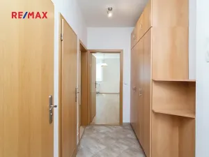 Pronájem bytu 2+kk, Praha - Strašnice, Názovská, 52 m2