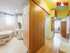 Prodej bytu 2+1, Karlovy Vary - Bohatice, Na Výšině, 45 m2