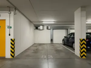 Pronájem garážového stání, Praha - Záběhlice, Mikanova, 17 m2