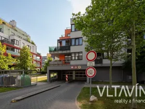 Pronájem garážového stání, Praha - Stodůlky, Laurinova, 18 m2