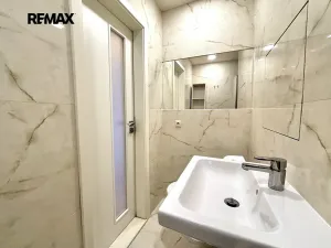 Pronájem bytu 1+kk, Praha - Kobylisy, Kyselova, 26 m2