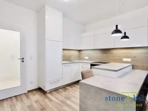 Pronájem bytu 1+kk, Praha - Strašnice, Zvěřinova, 38 m2