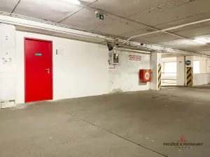 Pronájem garážového stání, Praha - Střížkov, Lovosická, 18 m2