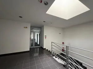 Pronájem kanceláře, Praha - Letňany, Veselská, 584 m2