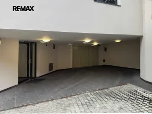 Prodej garážového stání, Praha - Smíchov, Holečkova, 13 m2