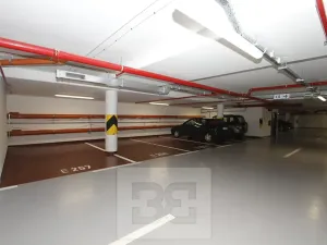 Pronájem garážového stání, Praha - Holešovice, Sanderova, 15 m2
