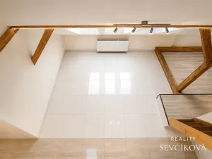 Pronájem atypického bytu, Hradec Králové, Smetanovo nábřeží, 65 m2