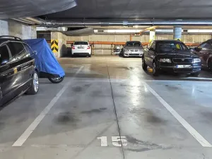Pronájem garážového stání, Praha - Troja, Hnězdenská, 15 m2