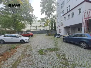 Pronájem garážového stání, Praha - Střešovice, Parléřova, 14 m2