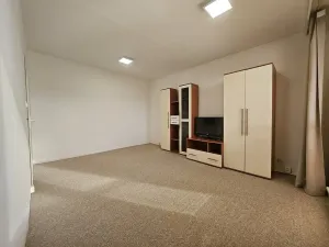 Pronájem bytu 1+1, Hrušovany u Brna, Sídliště, 35 m2