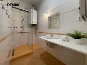 Pronájem bytu 2+kk, Praha - Holešovice, Farského, 51 m2